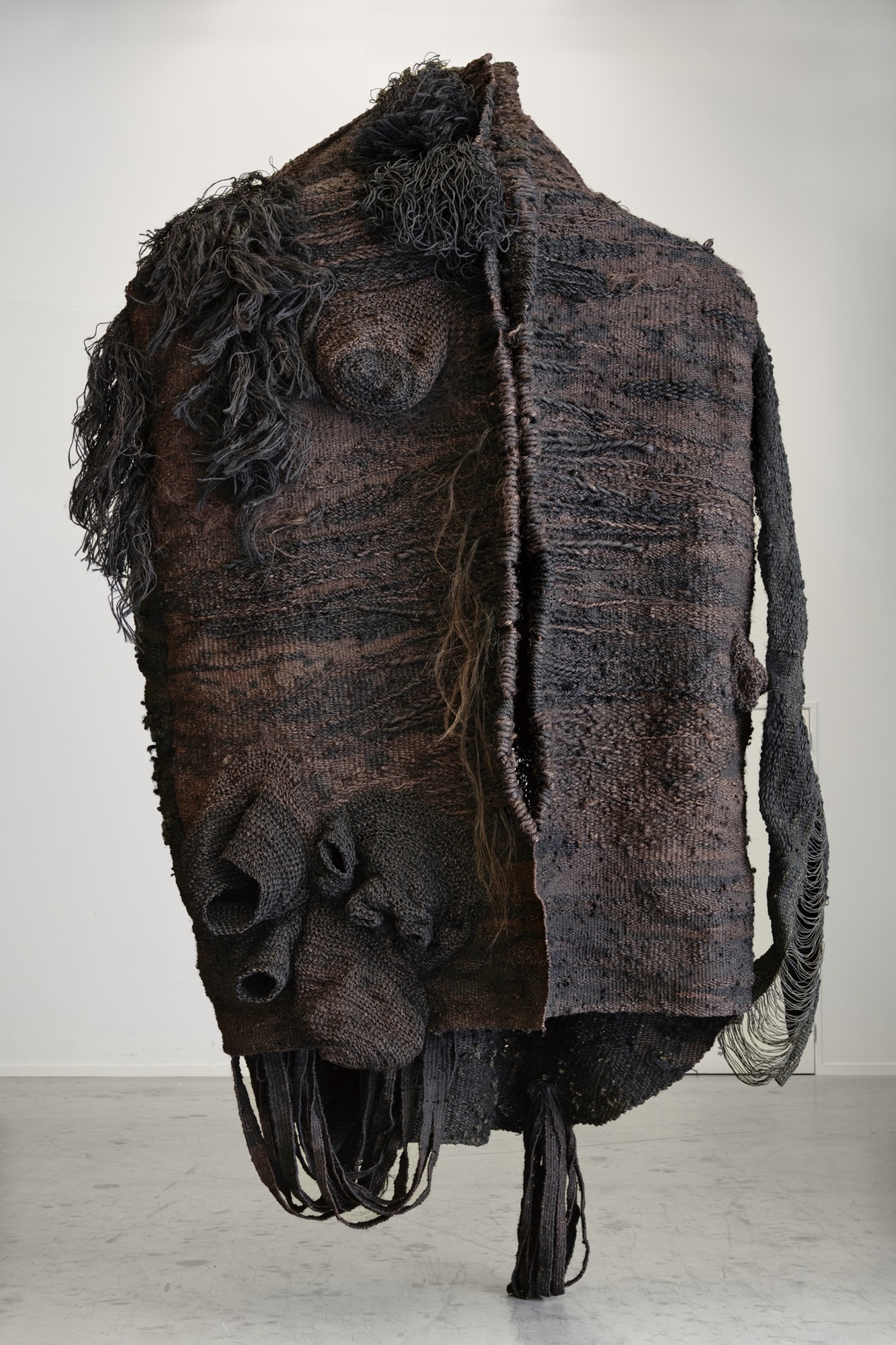 Magdalena Abakanowicz, Vêtement Noir (Black Garment), 1968 © Harold Strak , c ourtesy the Abakanowicz Arts and Culture Charitable Foundation