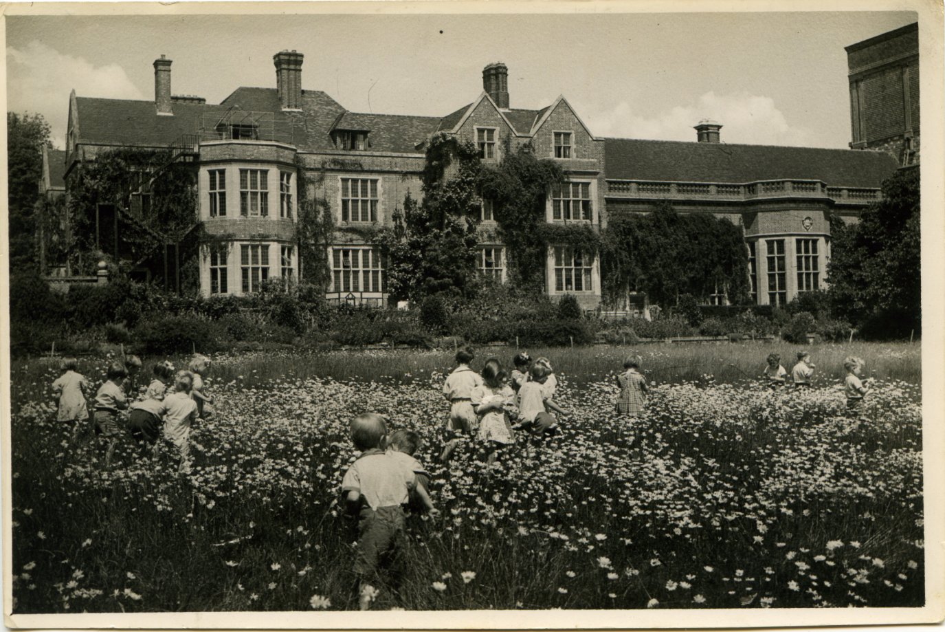 Wartime evacuee children at Glyndebourne