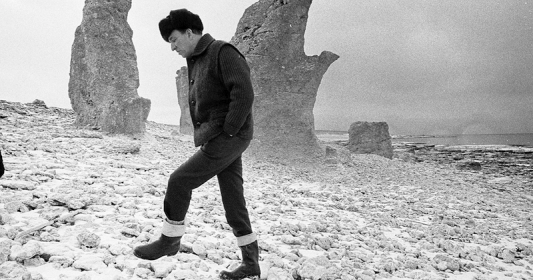 Coming home. Ingmar Bergman amid Fårö's famous Rauks