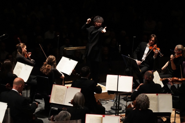 Kahchun Wong conducts the Halle cr Alex Burns, The Halle