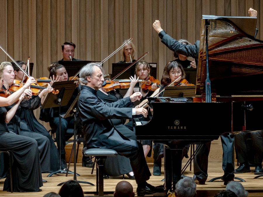  Jean-Efflam Bavouzet and Manchester Camerata cr Manchester Camerata