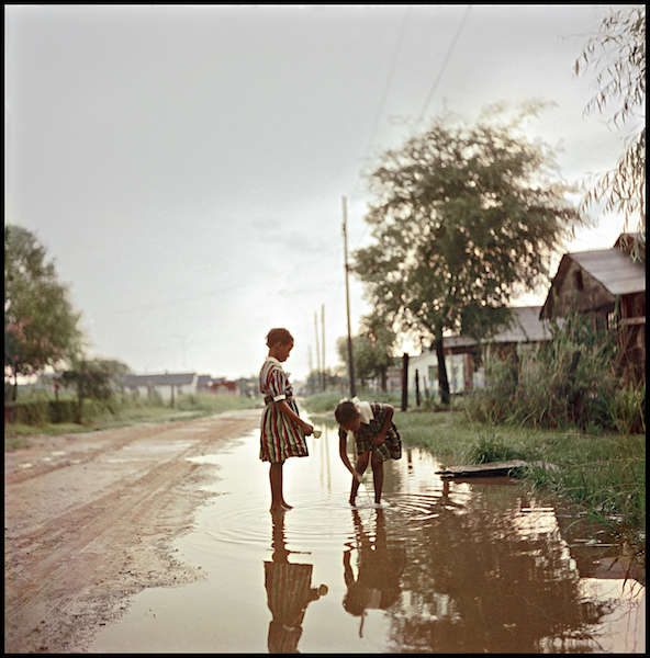 Gordon Parks, Untitled, Alabama, 1956, Courtesy of The Gordon Parks Foundation, New York and Alison Jacques Gallery, London © The Gordon Parks Foundation