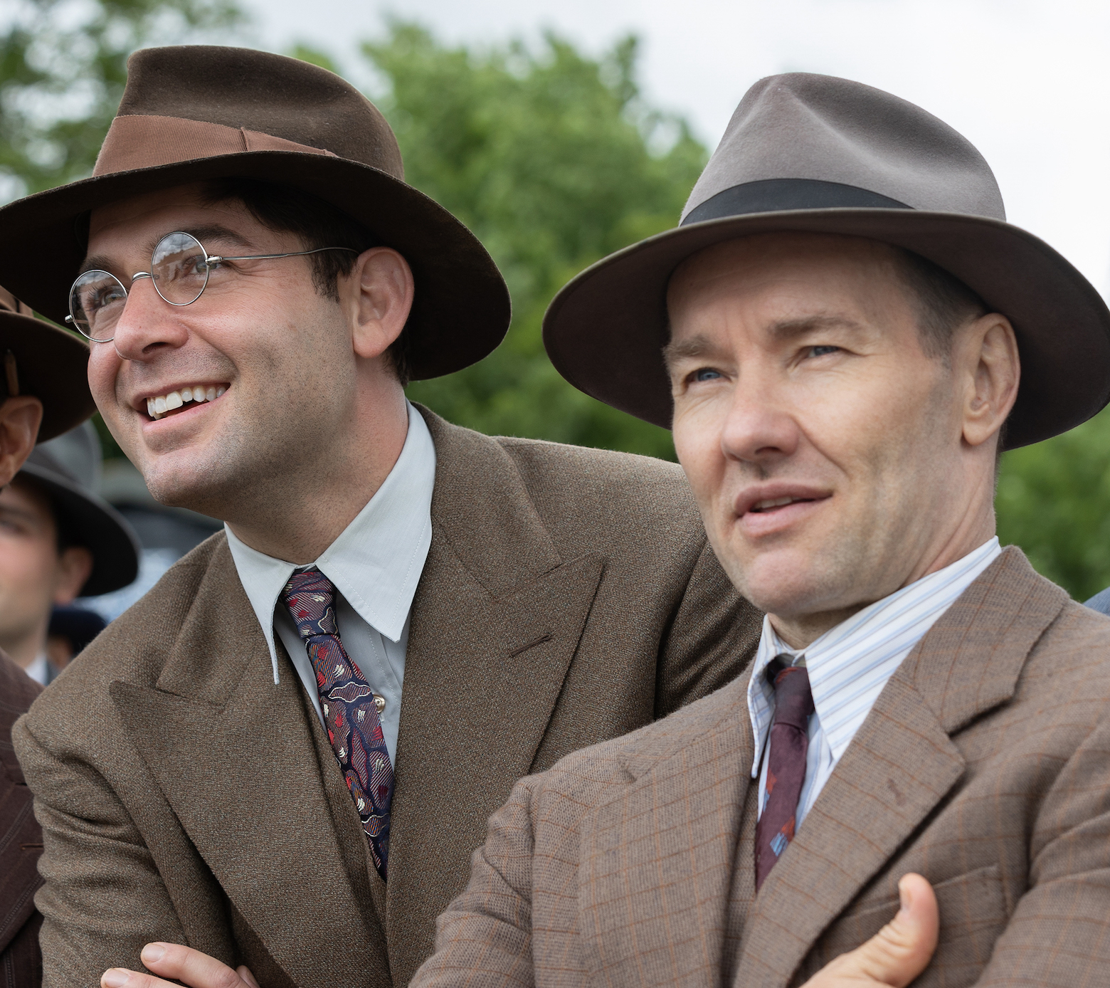 James Wolk and Joel Edgerton ini The Boys in the Boat