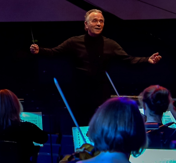 Sir Mark Elder conducting the Halle in its Winter Season Episode 1 credit_the_halle 