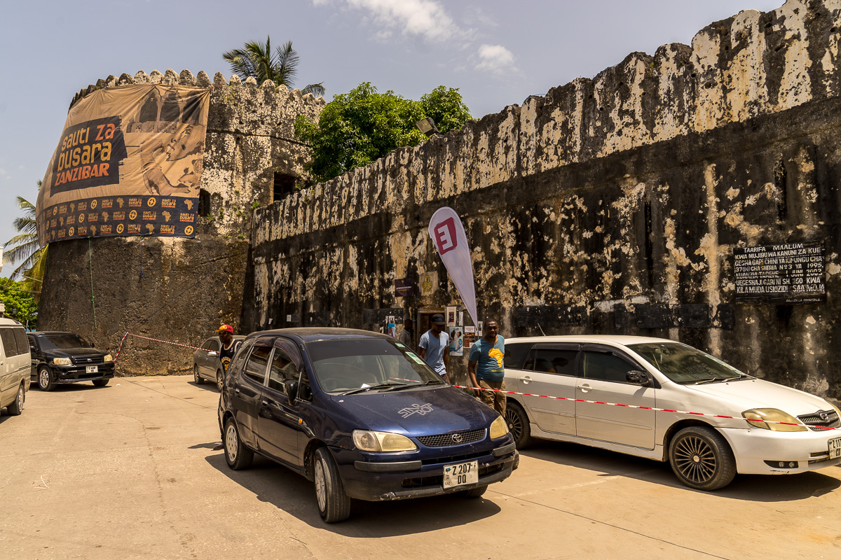 The bastion and ramparts of the old Arab fort. © Andy Morgan