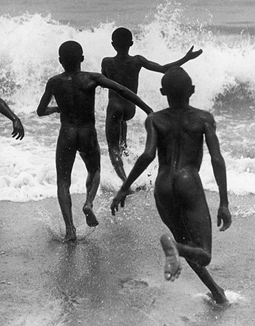 Munkacsi_Three-boys-at-Tanganyika-1930