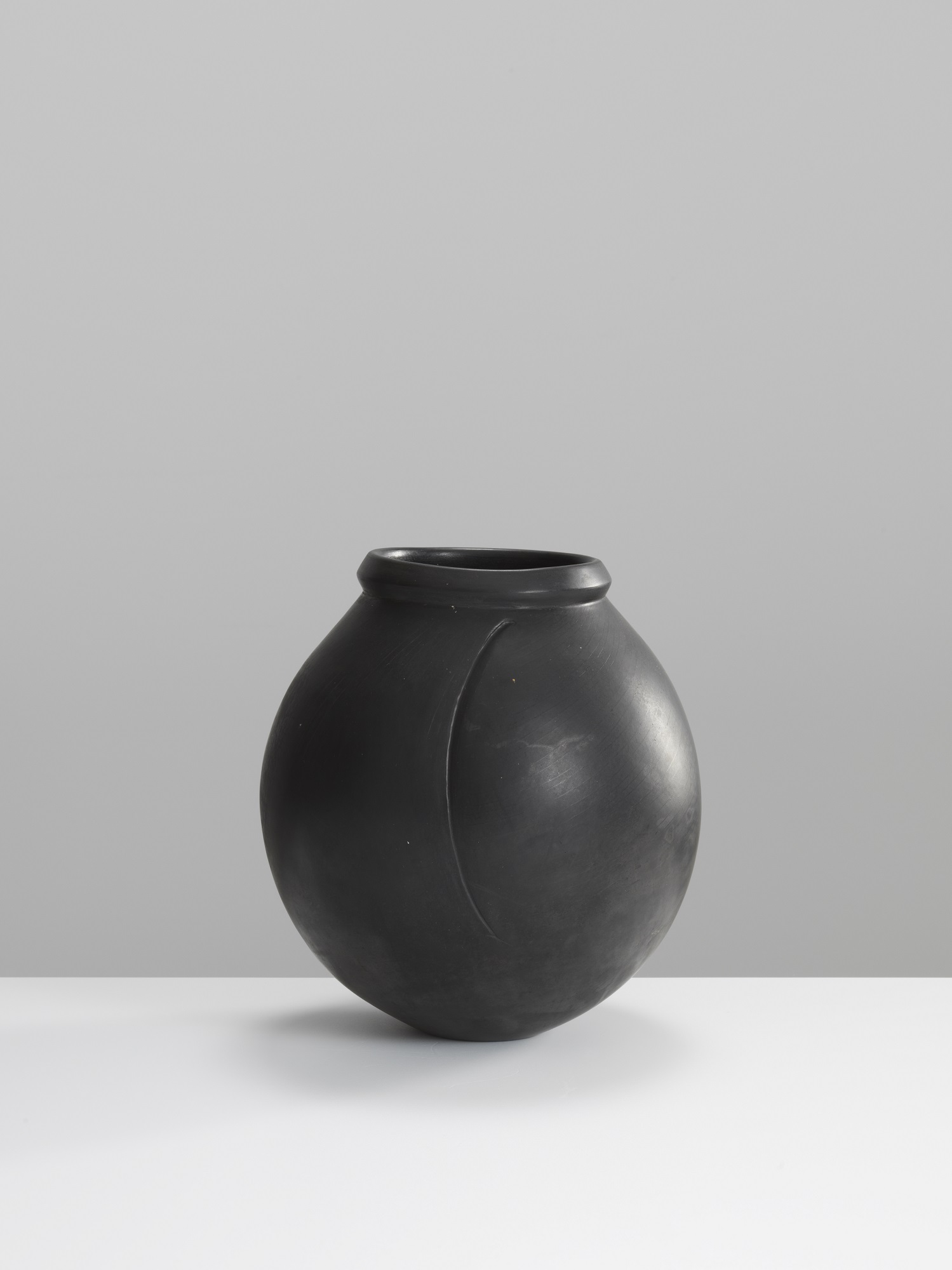 Magdalene Odundo,  Magdalene Odundo, Early Vessel, hand built, terra sigillata, polished and carbonised terracotta clay (23 x 18 cms) Image: Michael Harvey