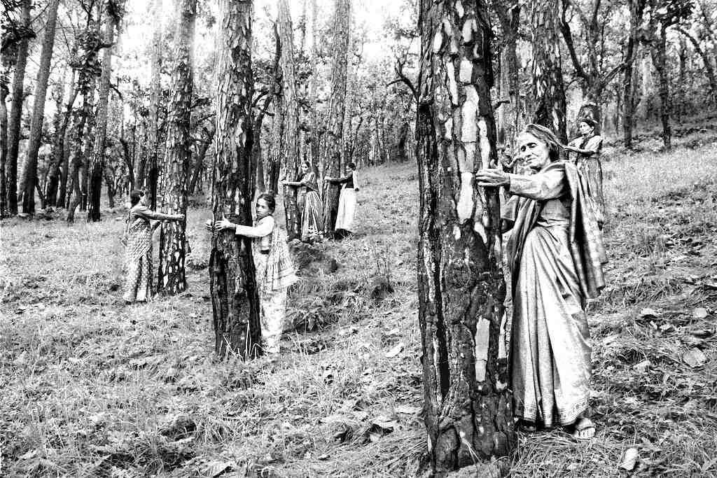 Pamela Singh, Chipko Tree Huggers of the Himalayas #4, 1994 © Pamela Singh Courtesy of sepiaEYE