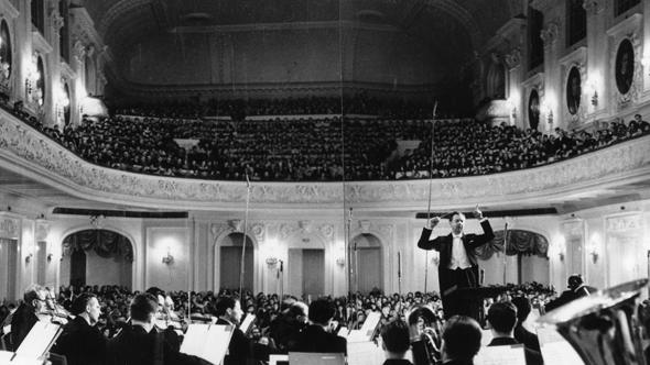 Britten conducting his Cello Symphony in Moscow in 1964