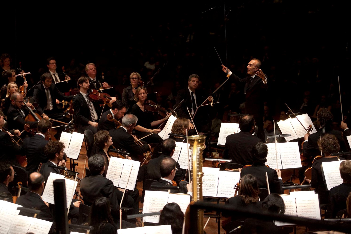 Abbado conducting the Accademia di Santa Cecilia and Orchestra Mozart in Rome