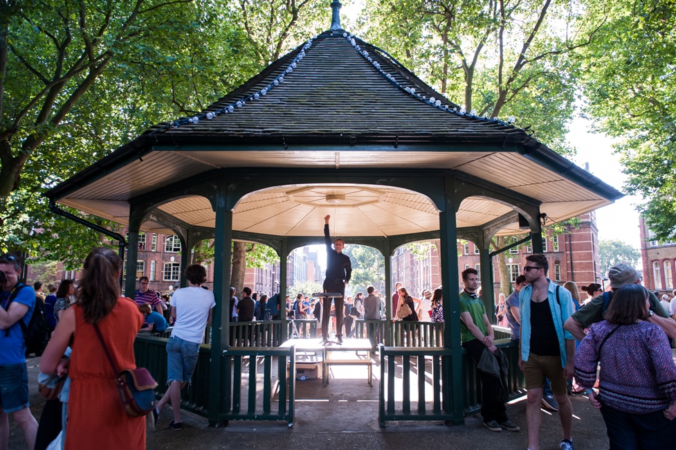 Crowd Out conducted by Simon Halsey in Arnold Circus