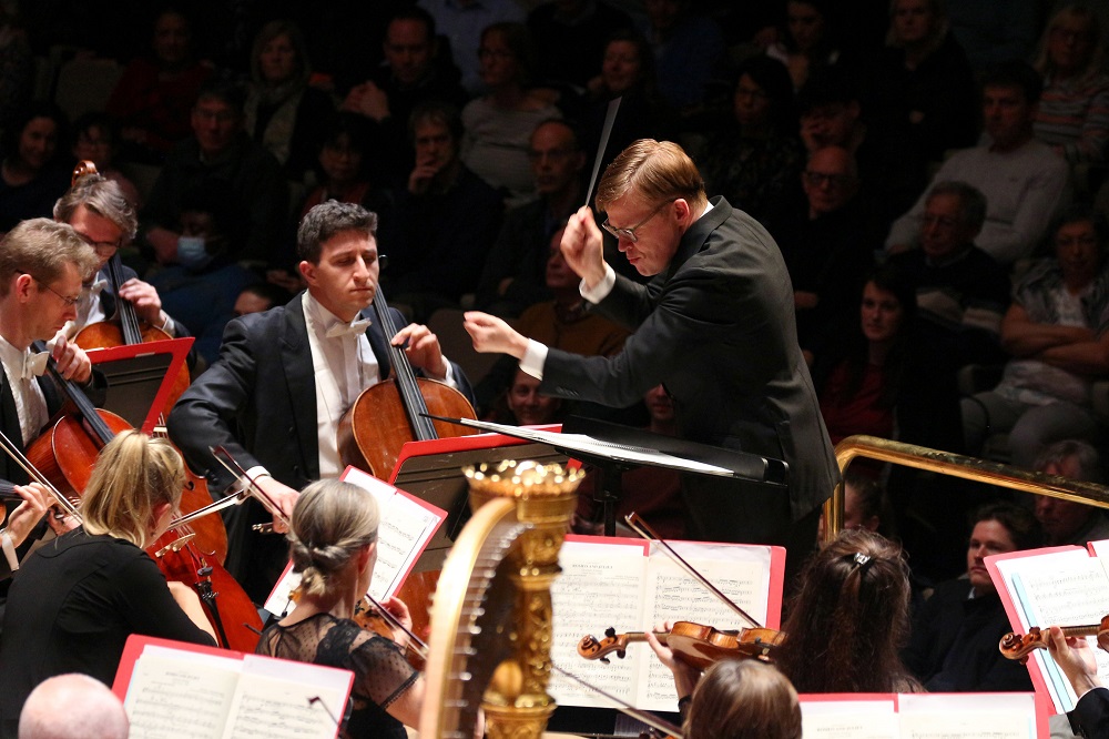 Pekka Kuusisto conducting the Philharmonia