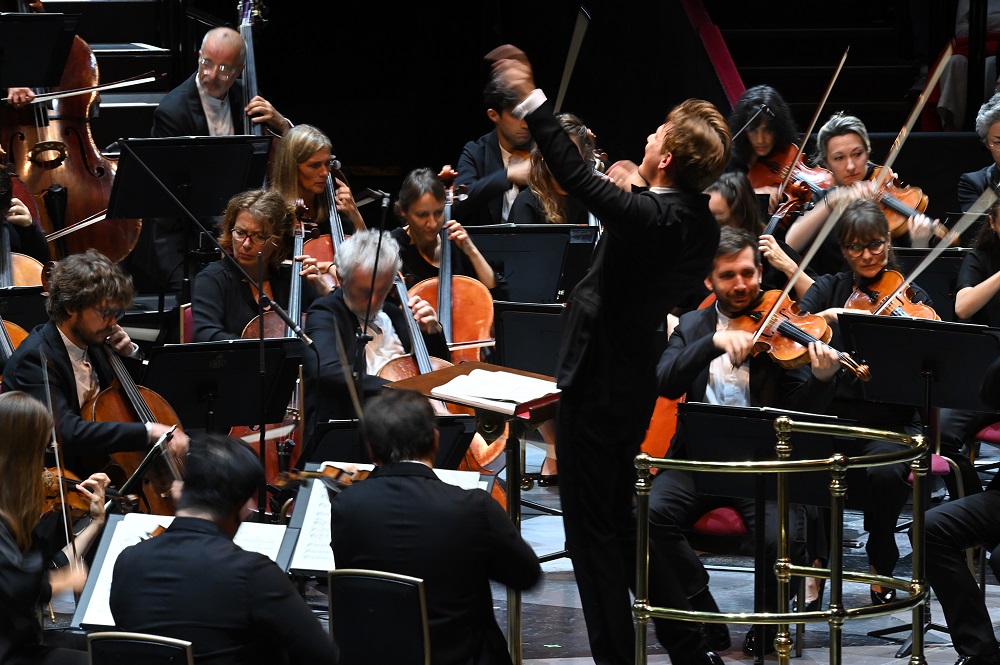 Klaus Makela conducting the Orchestre de Paris