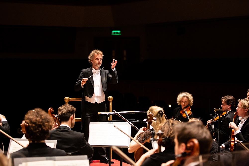 Thomas Sondergard conducting