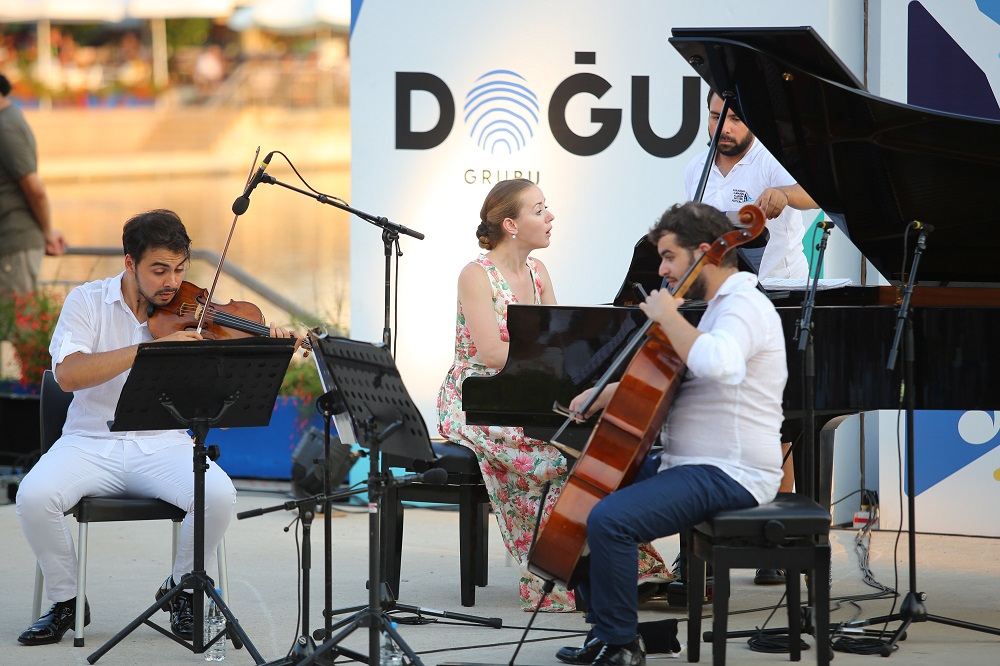 Engin, Kara and Shevchenko at sunset concert