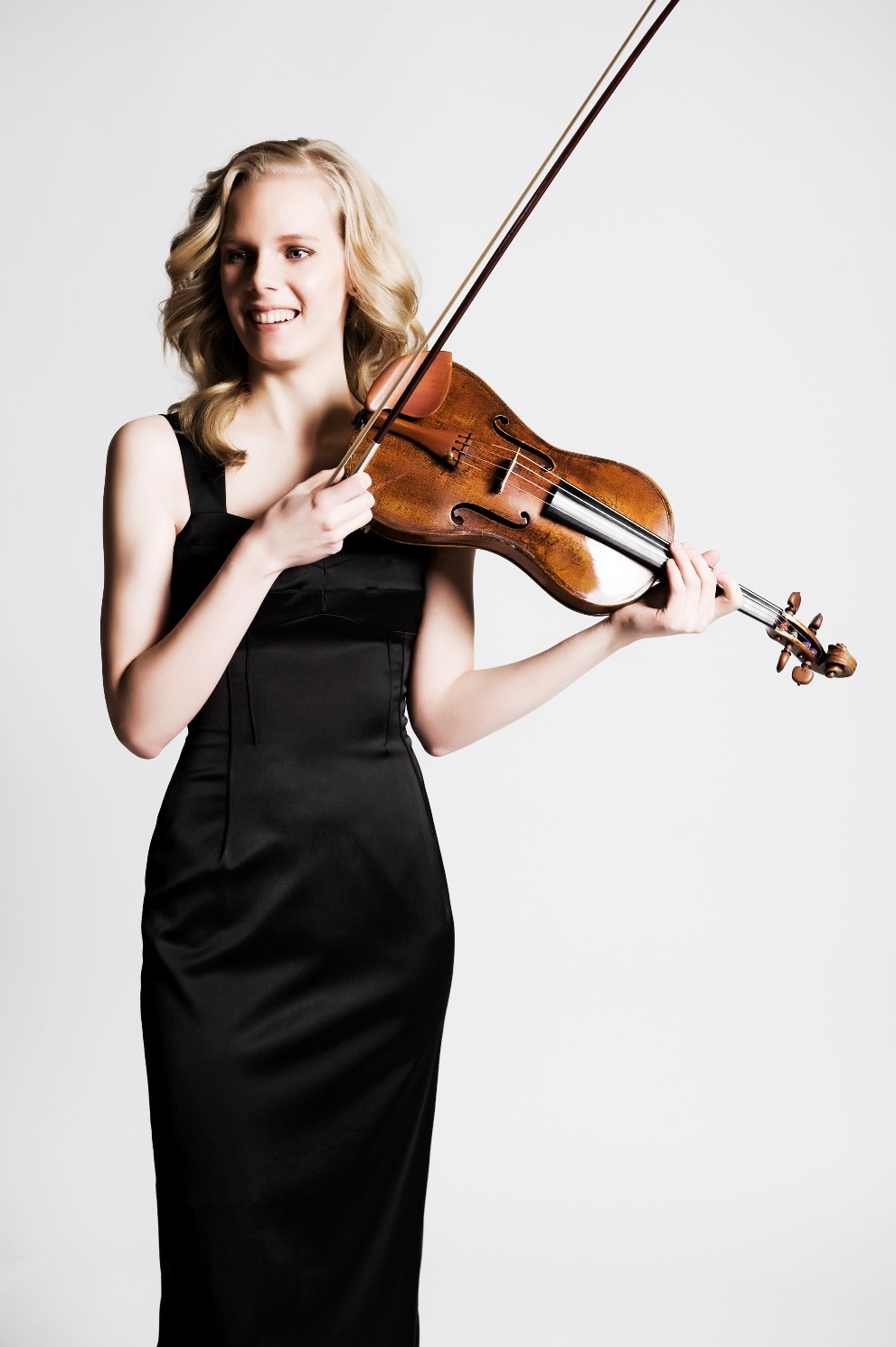 Violinist Simone Lamsma by Otto van den Toorn