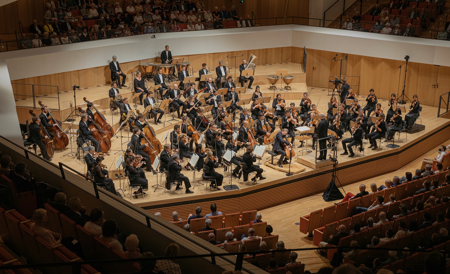 The Frankfurt Radio Symphony Orchestra performs in Dresden