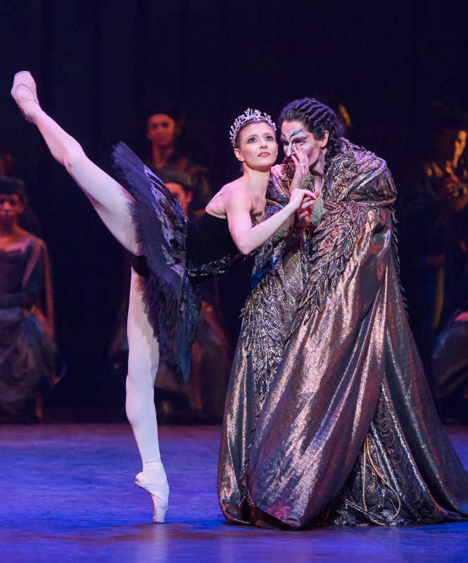 Alina Cojocaru as Odile with James Streeter as Rothbart