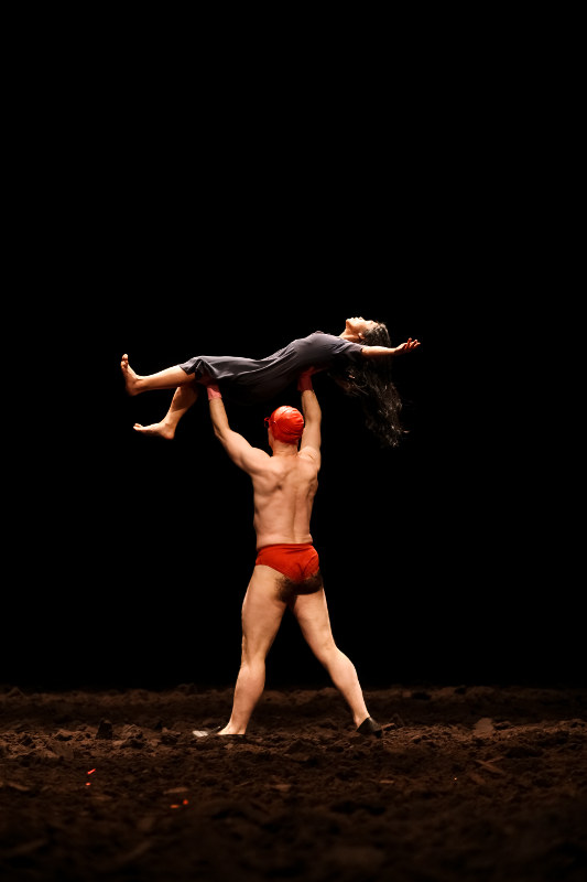 Michael Strecker and Ditta Miranda Jasjfi in Pina Bausch's Auf dem Gebirge hat man ein Geschrei gehört