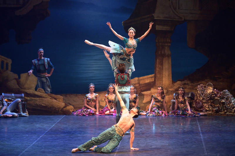 Erina Takahashi, Francesco Gabriele Frola and Jeffrey Cirio in 'Le Corsaire'