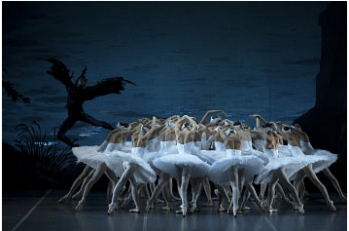 Swan_Lake_Act_3_swans_Rothbart