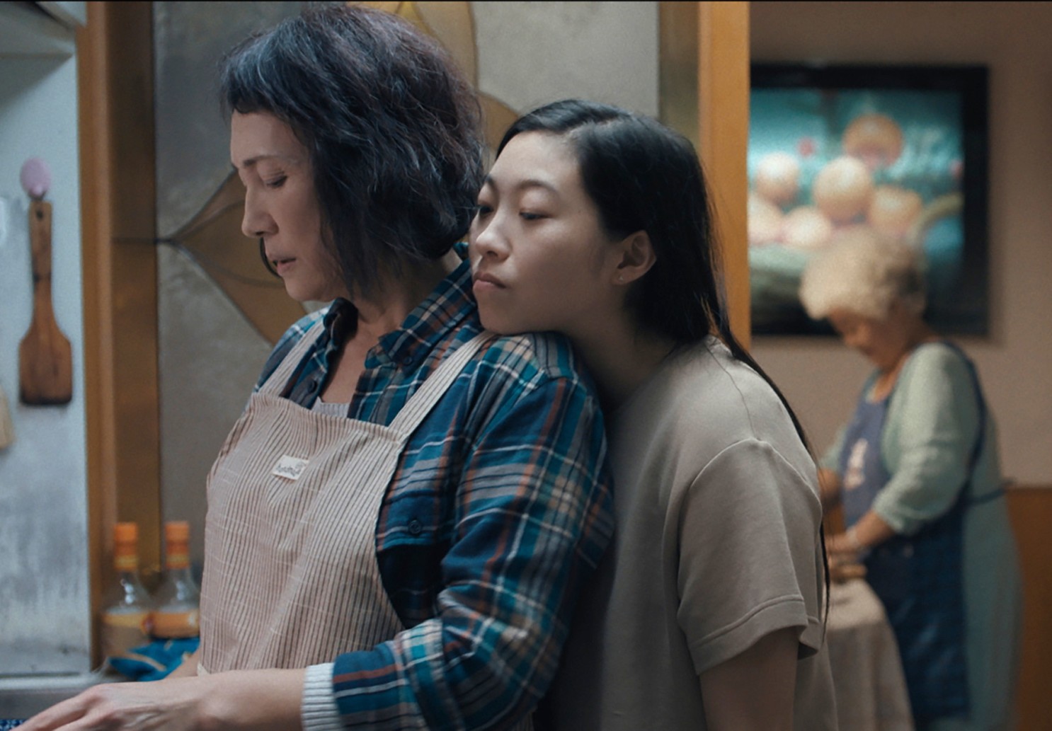 Jian (Diana Lin) and Billi (Awkwafina) in The Farewell