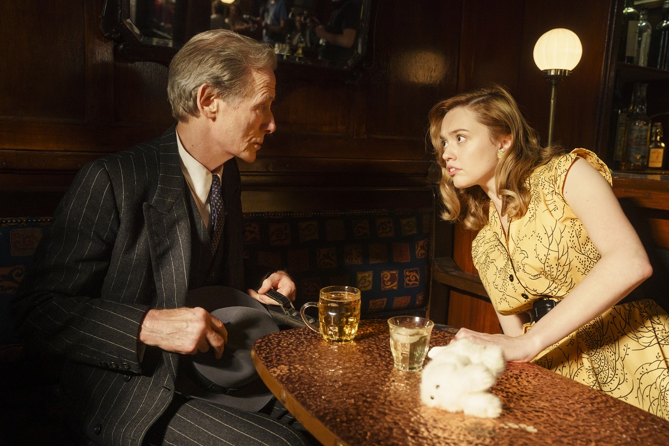 Williams (Bill Nighy) and Margaret (Aimee Lou Wood) in Living