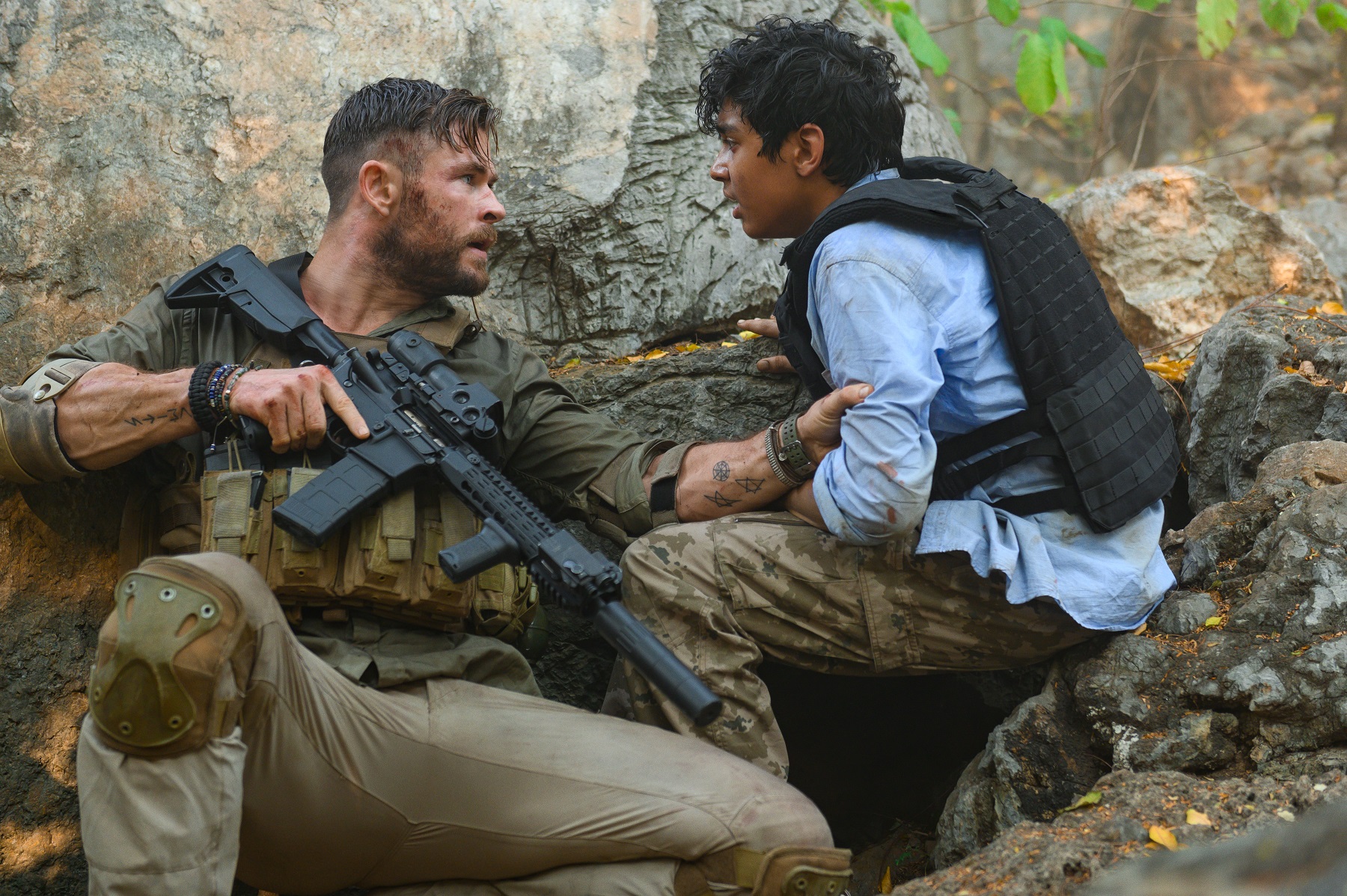 Rake (Chris Hemsworth) and Ovi (Rudhraksh Jaiswal) in Extraction