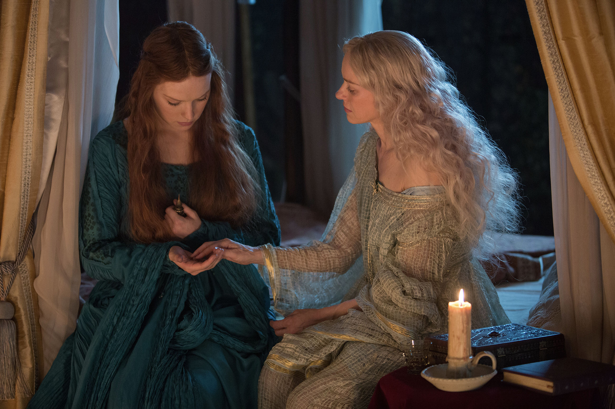 Daisy Ridley and Naomi Watts in Ophelia