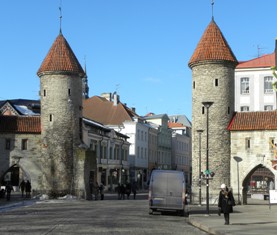 tallinn_medieval_old_town_entrance_web