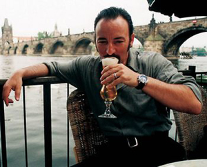Springsteen_drinks_beer_small
