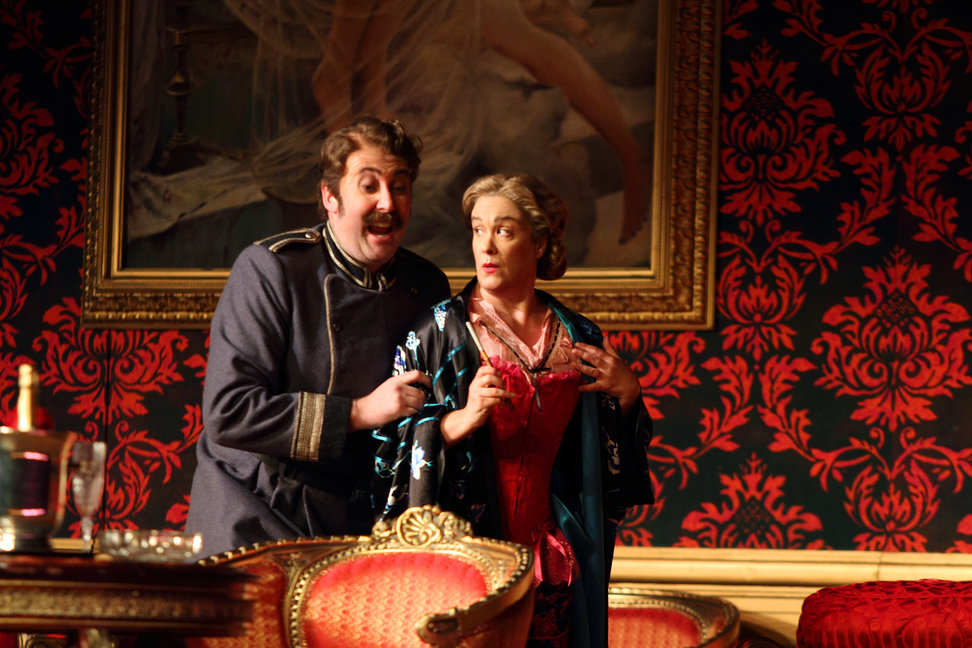 Matthew Rose as Ochs and Alice Coote as Octavian in the 2016 ROH production of Der Rosenkavalier