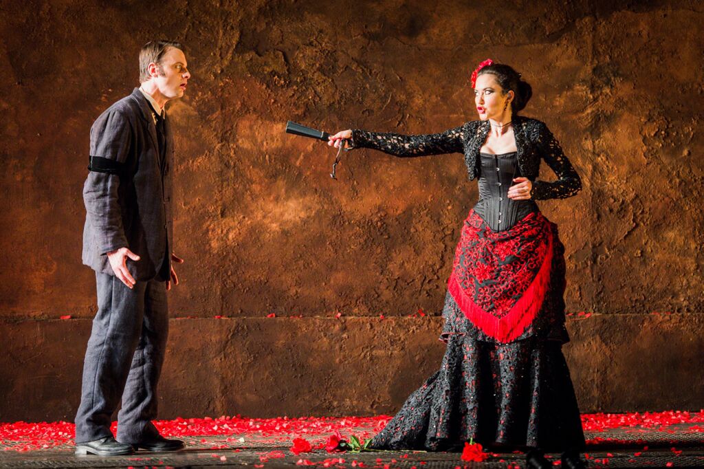 Stephanie d'Oustrac and Pavel Cernoch in Act IV of Bizet's Carmen