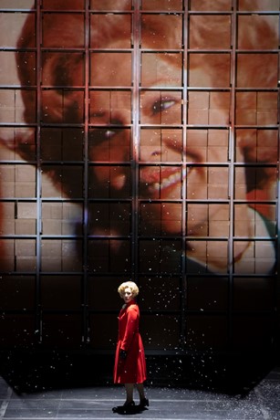 Julia Sporsen as Pat Nixon in Scottish Opera's Nixon in China