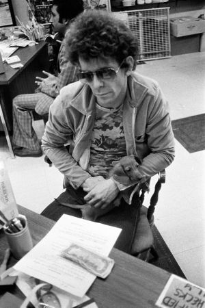 Lou_Reed_Buying_Dog_1976_cMick_Rock