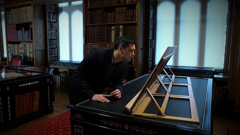 Dr. Adam Rutherford looking at Leonardo da Vinci drawings in the Royal Collection in Windsor © Tern Television