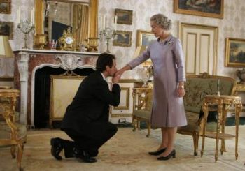 2006_the_queen_sheen_kneels