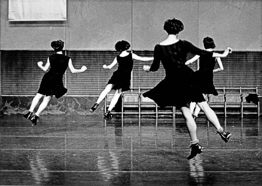 Seven dance. Танец Модерн картина. Modern Dancing 1963. Танец Rosa Mute.