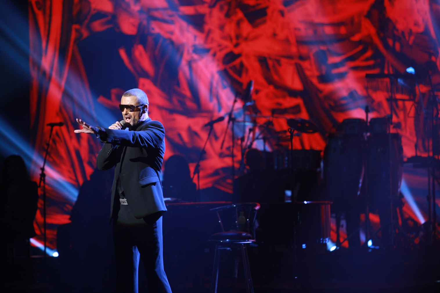George Michael Performs Live Rendition of Rihanna's 'Russian Roulette