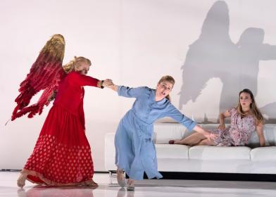 Miryam Tomè (Angel), Kateřina Kněžíková (Katya), Rachael Wilson (Varvara)