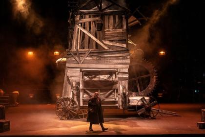 Eddie Chignara as narrator Balthazar in 'L'Arlésienne' at the Théâtre du Châtelet