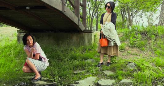 Under the bridge: Sangok (Lee Hyeyoung) and Jeongok (Cho Yunhee)
