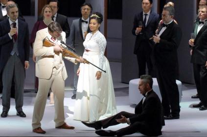 Max (Pavel Černoch), Agathe (Golda Schultz), Caspar (Kyle Ketelsen)