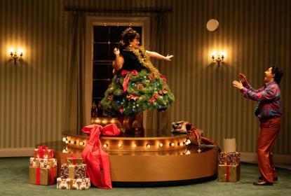 Isabela Díaz as Vespetta and Grisha Martirosyan as Pimpinone