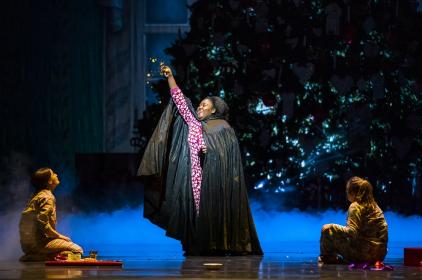 Masabane Cecilia Rangwanasha's Sandman spreads sleep-dust over Hanna Hipp's Hansel and Sophie Bevan's Gretel