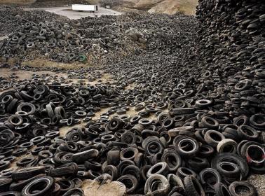 Oxford Tire Pile , Westley, California, USA, 1999 by Edward Burtynsky,