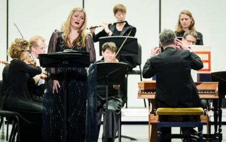 Lucy Crowe as Rodelinda with Harry Bicket and members of the English Concert