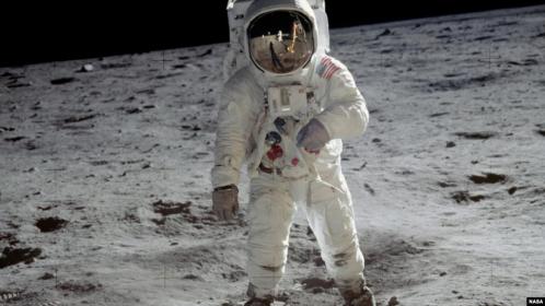 Arrival: exploring the moon in Apollo 11