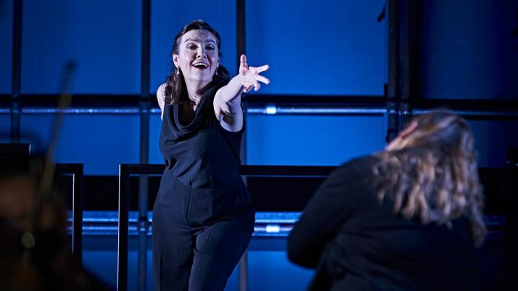 Lee Bisset's Brünnhilde reaches out to Sarah Marie Kramer's Sieglinde