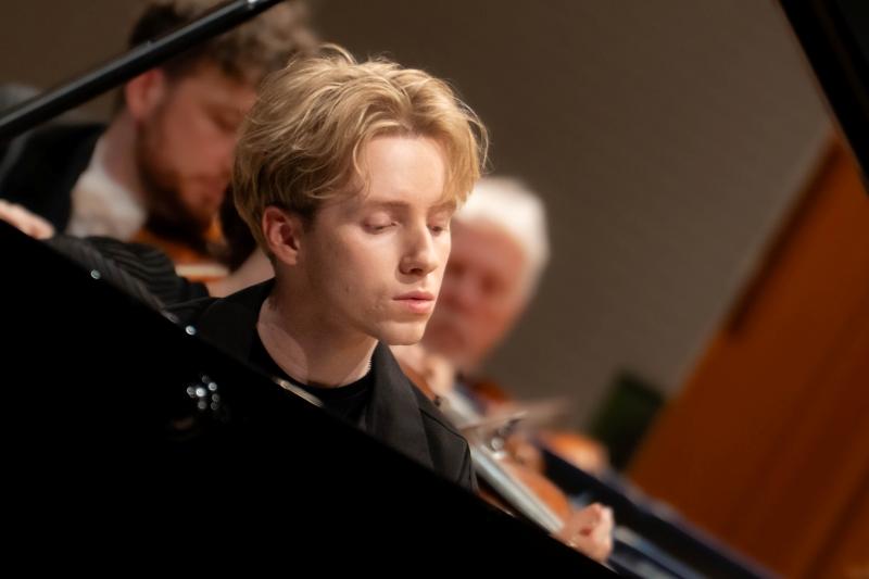Julius Asal soloist with the Halle in Grieg Piano Concerto Jan26_credit_Sharyn_Bellemakers_The_Halle